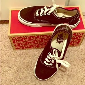 Vans low top black and white sneaker